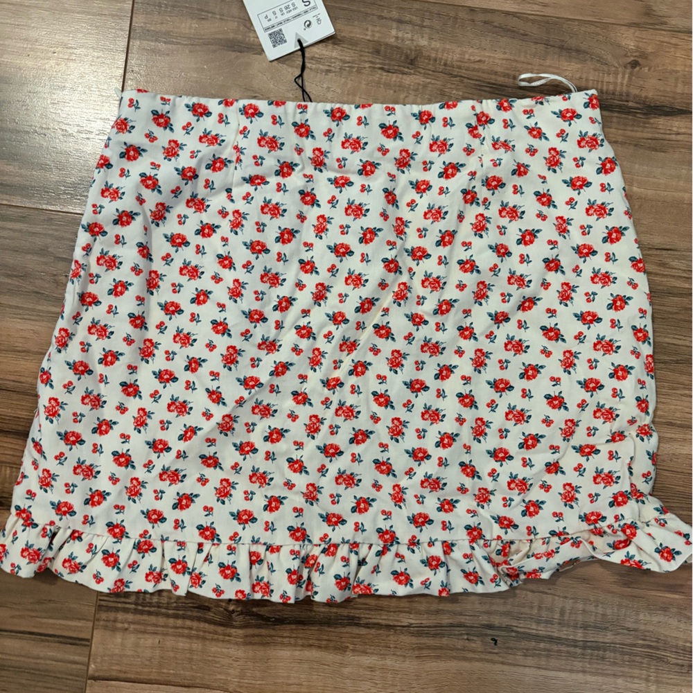 NWT Zara ivory with red floral mini skirt. Size small ❤️ - Picture 6 of 8